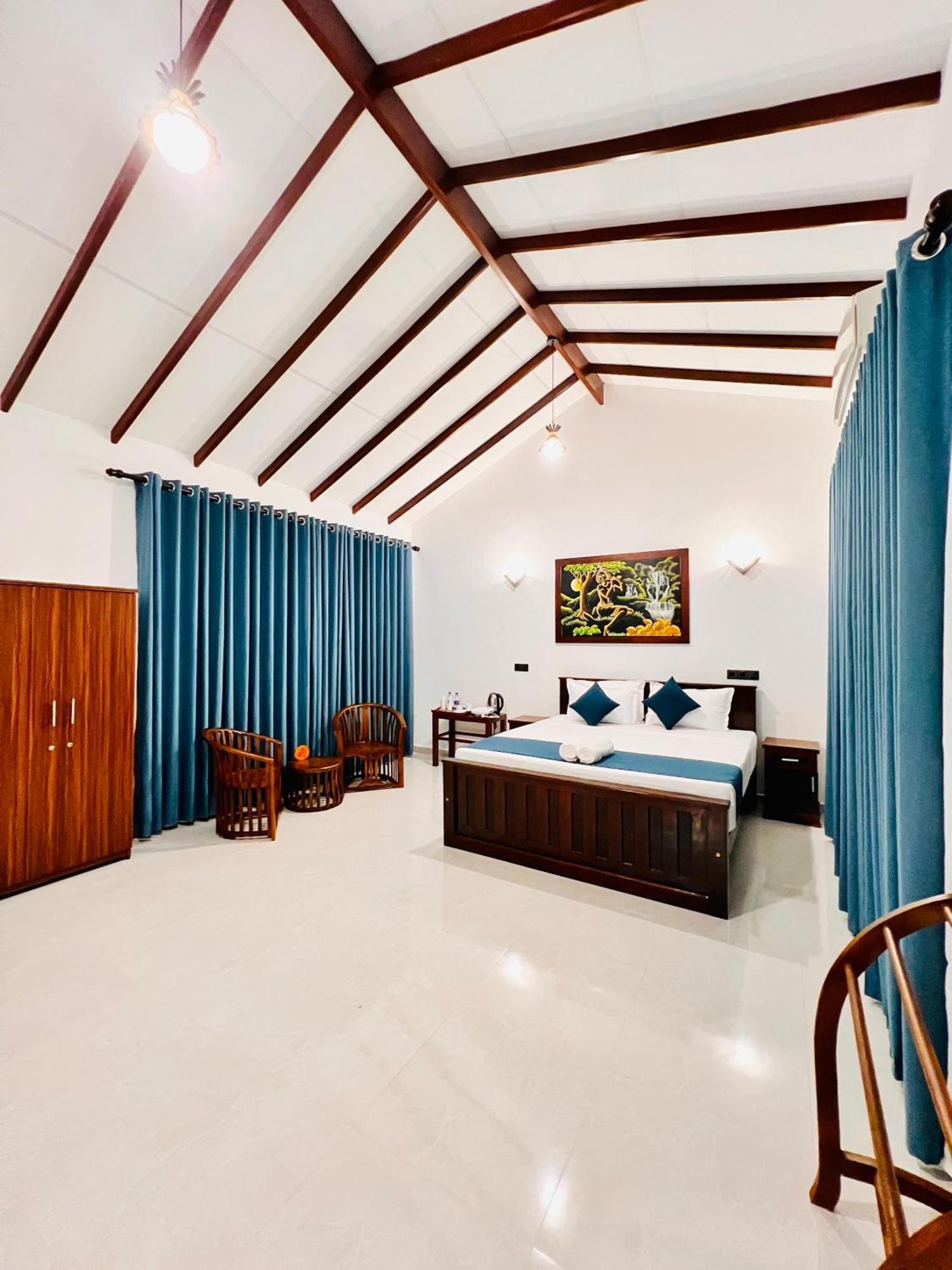 Ocean Front Villa Хиккадува Экстерьер фото