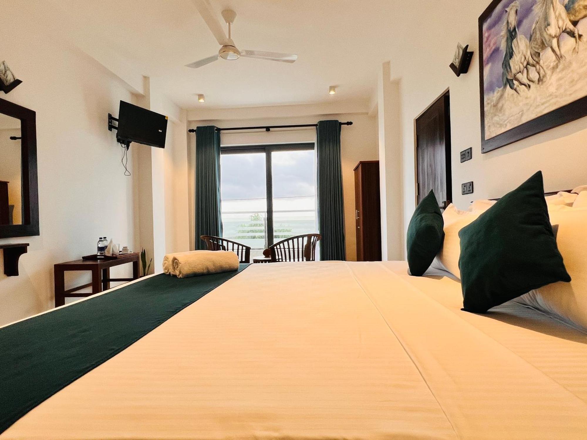 Ocean Front Villa Хиккадува Экстерьер фото