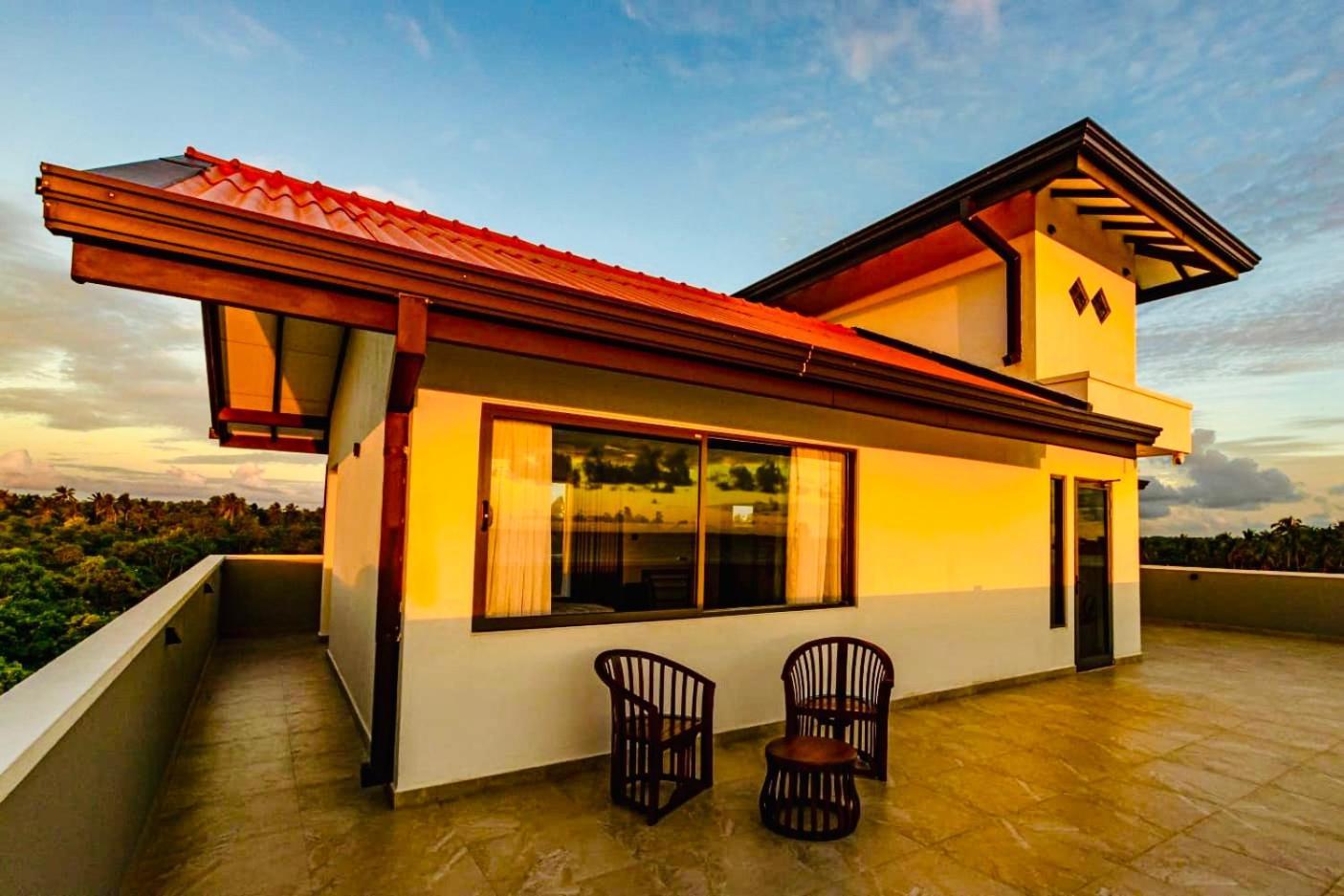 Ocean Front Villa Хиккадува Экстерьер фото