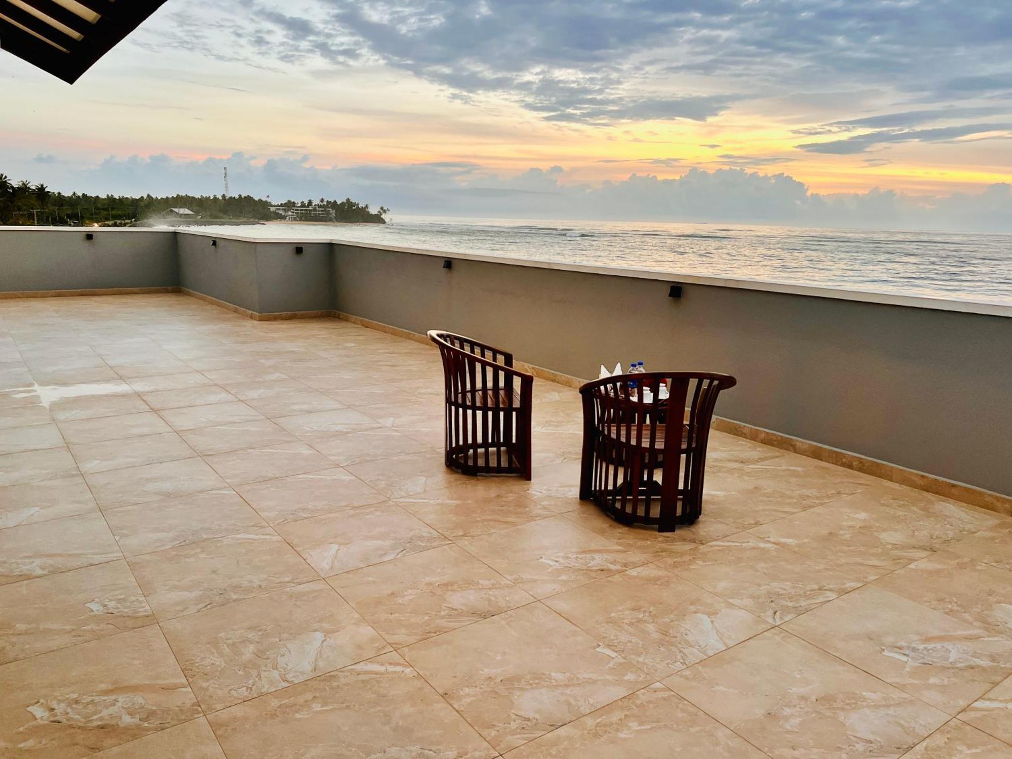 Ocean Front Villa Хиккадува Экстерьер фото