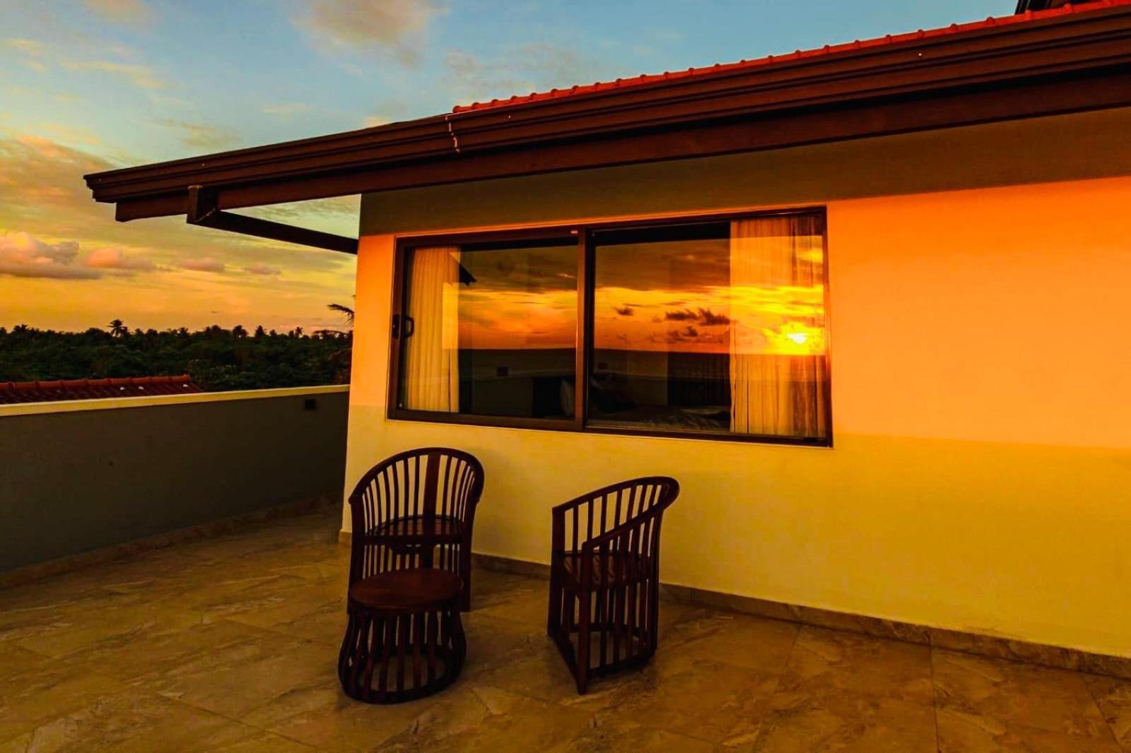 Ocean Front Villa Хиккадува Экстерьер фото
