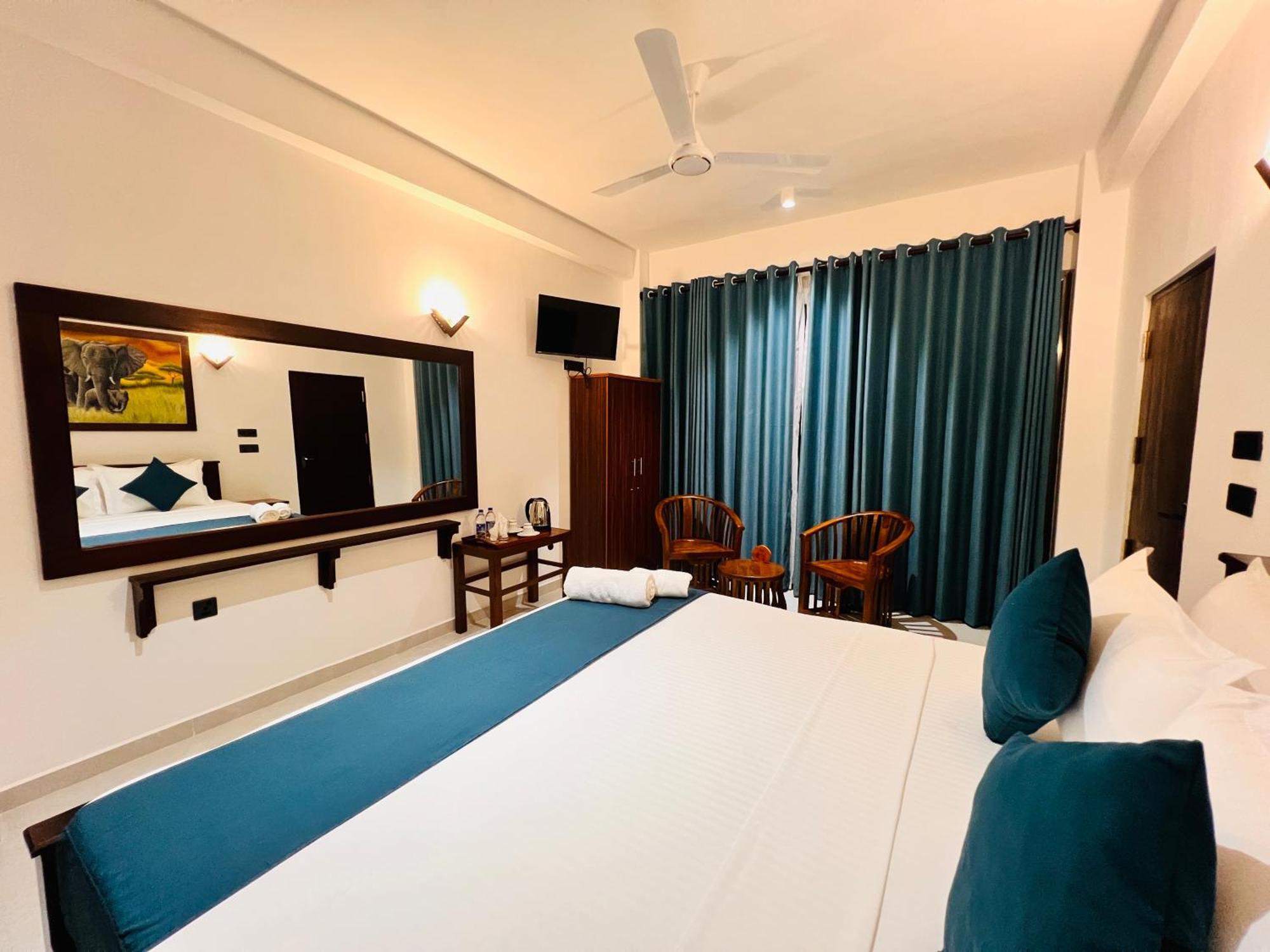Ocean Front Villa Хиккадува Экстерьер фото