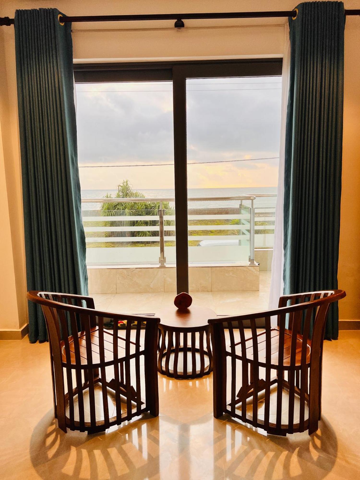 Ocean Front Villa Хиккадува Экстерьер фото