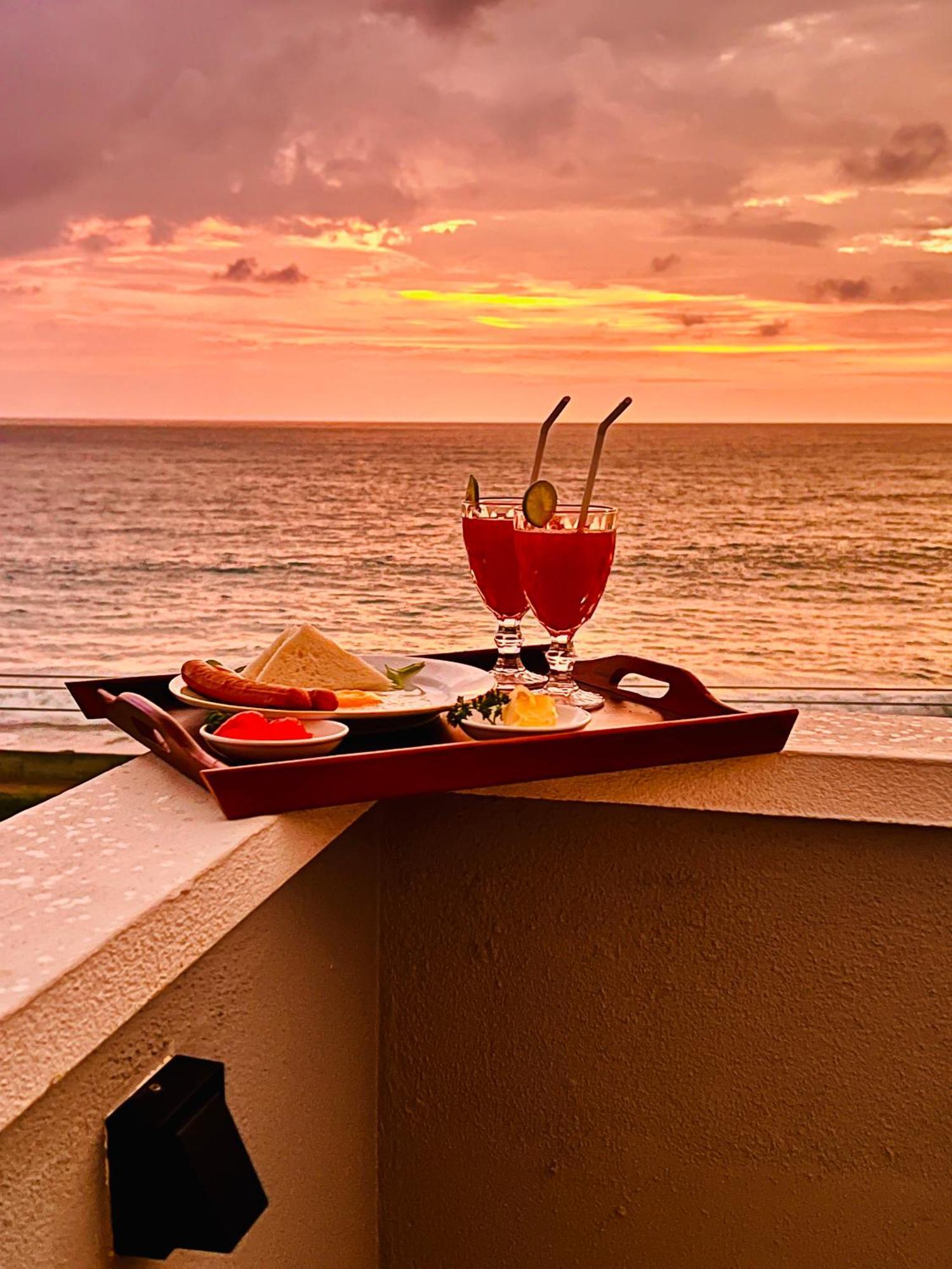 Ocean Front Villa Хиккадува Экстерьер фото